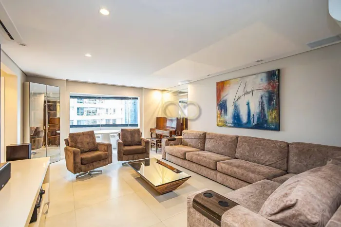 Apartamento totalmente reformado no coração do Batel | 151 m² | 4 quartos | 2 vagas