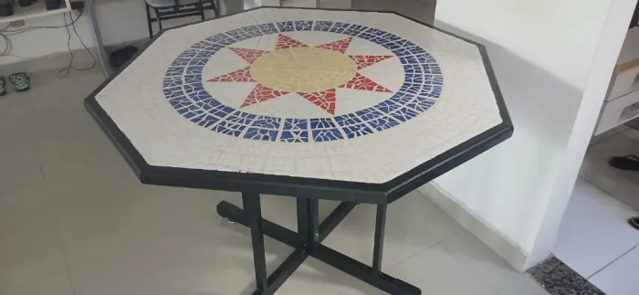 Mesa feita na técnica do mosaico