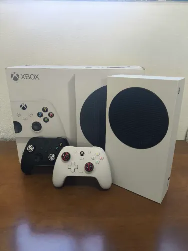 Xbox Series S 512GB + Controle Original preto fosco + Controle GameSir G7