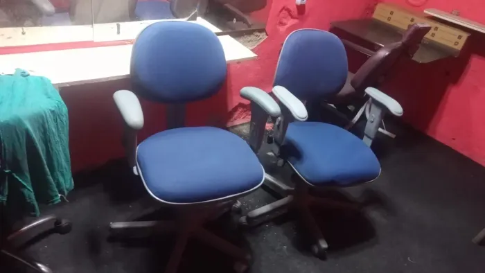 Cadeiras de escritório ergométricas seminovas com braço. $200 cada uma