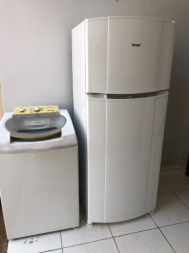 Vendo um conjunto uma geladeira dúplex frost free 420 litro e uma máquina de lavar roupa b