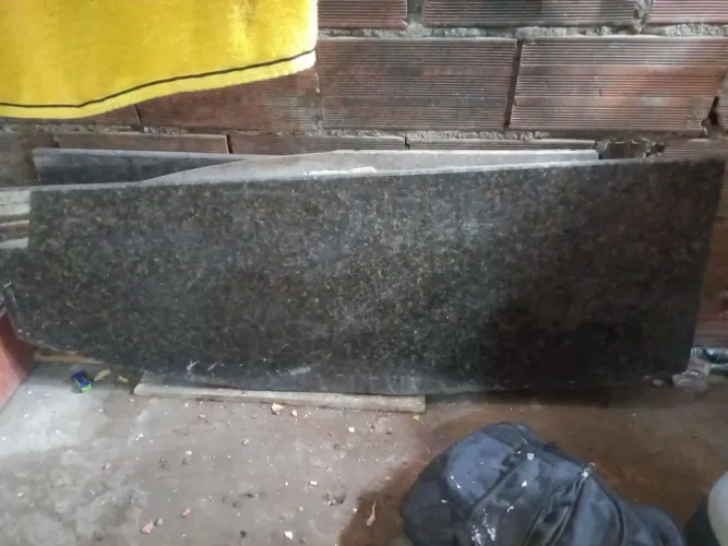 Pedra de granito usada em bom estado
