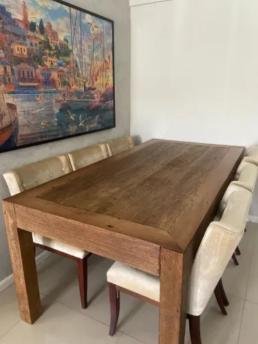 Mesa madeira demolição e cadeiras 