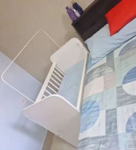 Mini berço, com rodas, pode baixar um dos lados...ideal pra colocar ao colado com a cama