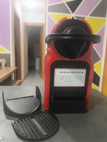 Cafeteira Nespresso Essenza Mini - Vermelha - Excelente estado