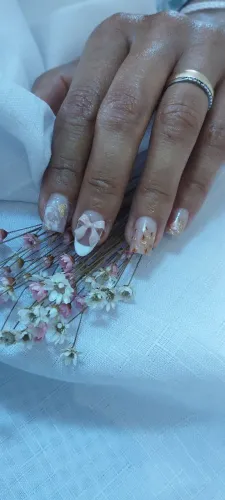 Design de sobrancelhas e unhas ?