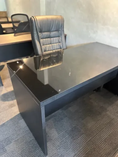 MESA DE ESCRITORIO COM TAMPO DE VIDRO IKONOFFICE