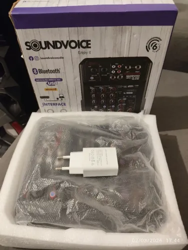 Mesa de som e interface de áudio.