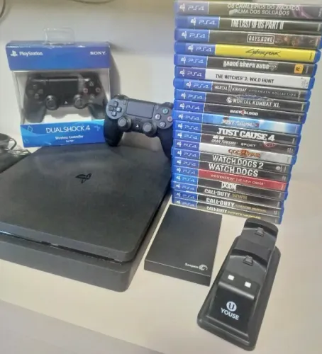 PS4 SLIM 1TB COMPLETO! (20 JOGOS EM CD* + HD EXTERNO 1TB + 2 MANETES + CAIXA). PARCELO!