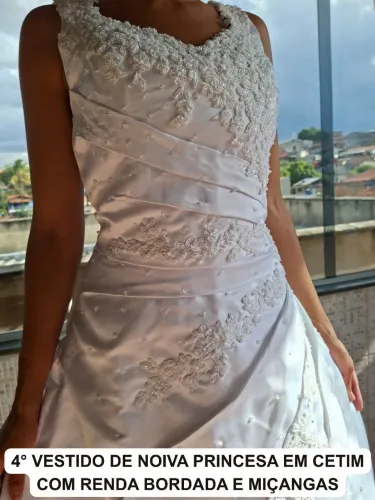 Vestido de Noiva Princesa em Cetim com Renda Bordada e Miçangas