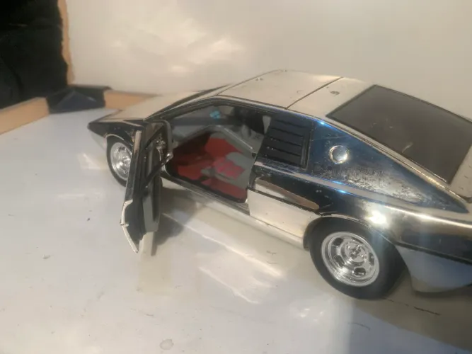 Lotus Esprit na escala 1:18, edição especial  James Bond