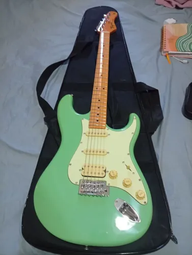 Vendo Guitarra Tagima nova + pedal curve baby + cubo acompanha capa correia e afinador