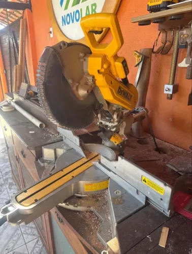 Serra meia esquadria telescópica Dewalt