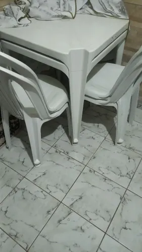 Vendo duas mesas  plástica  com 4 cadeiras  é  dois bancos  verdes 