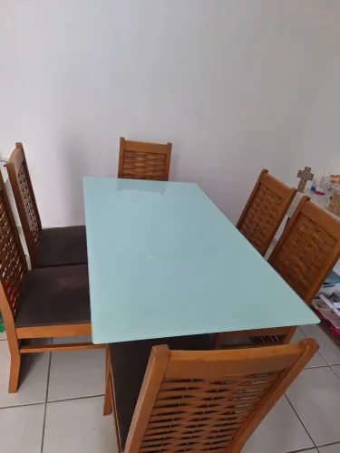 Vendo mesa de vidro c/6 cadeiras + Aparador