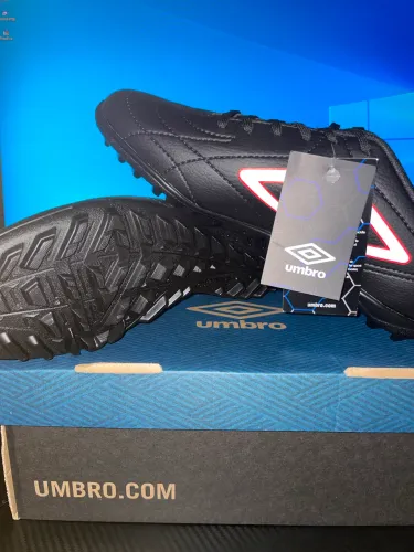 Chuteira Umbro Preto e Vermelho - Novo na caixa 