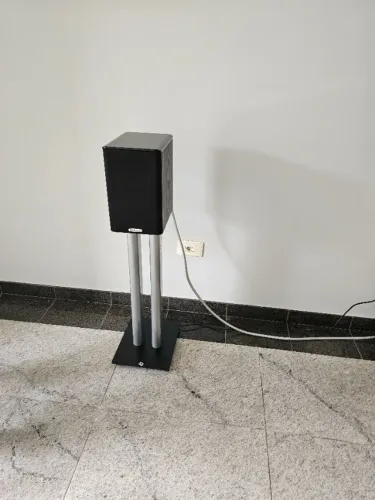 Caixas de som Polk Audio TSi100 com pedestais ELG