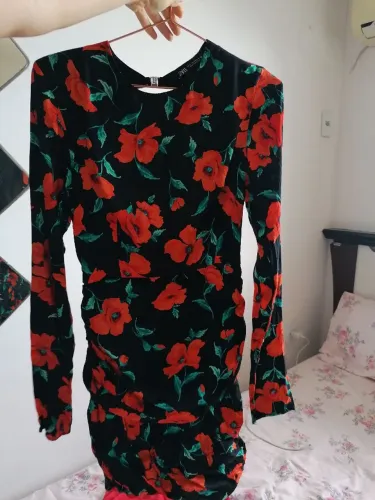 Vestido de festa a noite da marca Zara, preto com flores vermelhas.