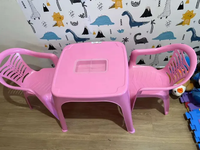 Mesa e cadeiras infantil