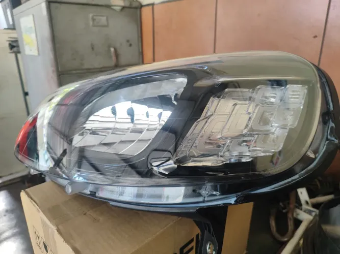 Farol lado esquerdo novo UNO, máscara negra