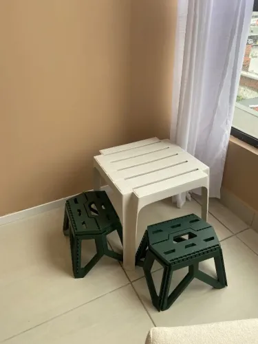 MESA INFANTIL COM BANQUINHOS 