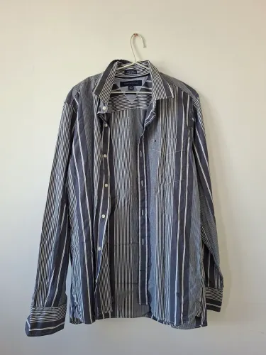 Camisa social tommy hilfiger listrada azul e branca tamanho P