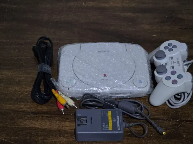 PlayStation one desbloqueado. Muito novo.