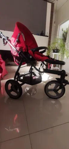 Carrinho de bebê com bebê conforto