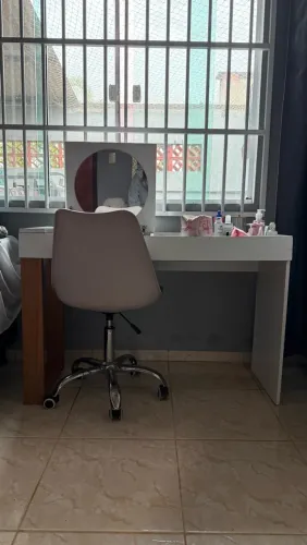 Penteadeira branca com cadeira giratória bege
