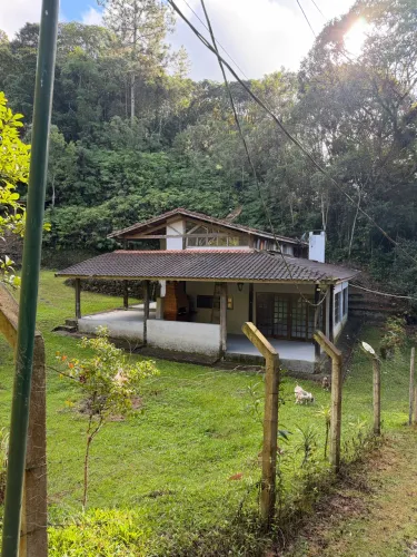 Chácara Exclusiva com Casa, Lago, Piscinas e Nascente - 10.000 m²
