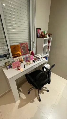Estante branca com cadeira de escritório