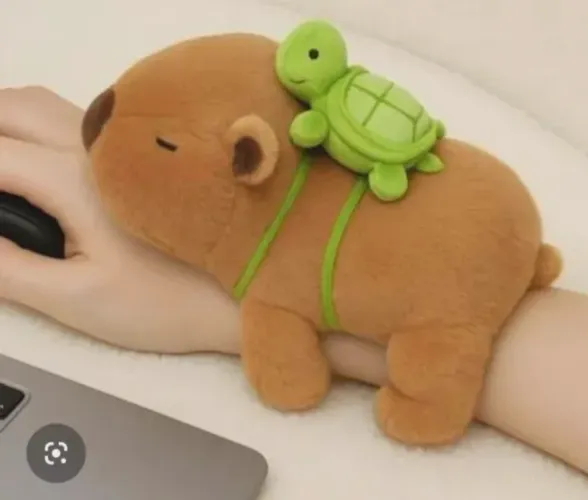 Capivara De Braço - Brinquedo Pulseira Pelúcia 