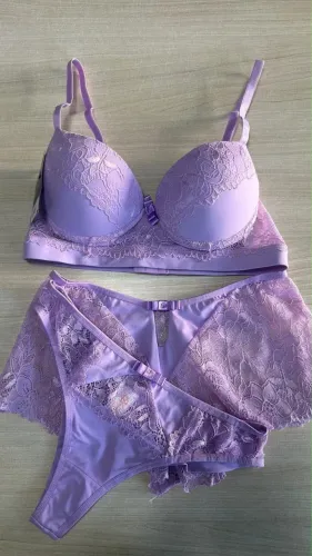 Conjunto sutiã com bojo e duas calcinhas de renda tamanho M