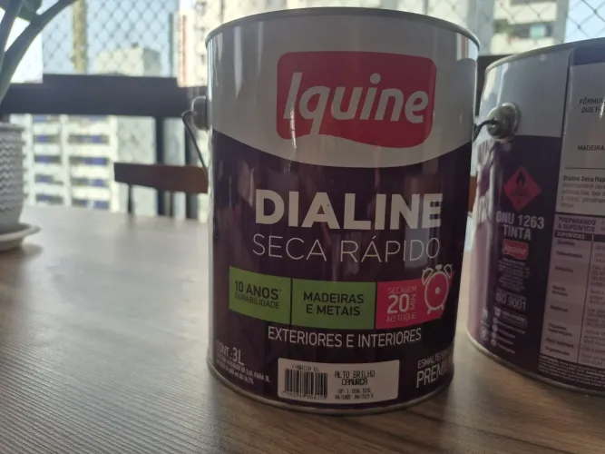VENDE-SE 2 (DUAS) LATAS DE TINTA IQUINE LACRADAS.