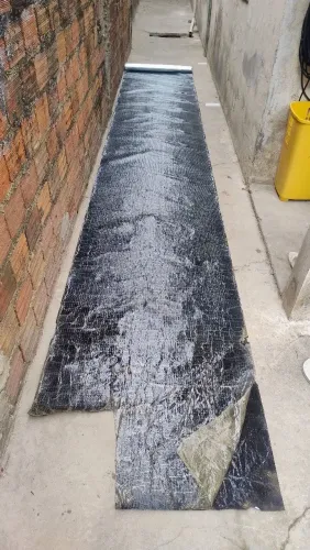 Manta prateada e primer asfáltico