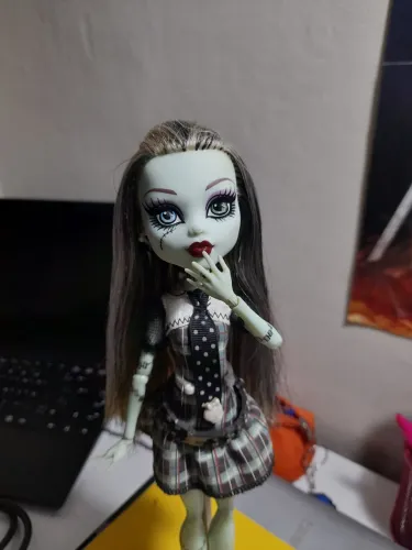 Monster High Frankie Stein G1 Básica Original - Com Suporte