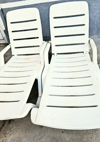 Par de cadeiras espreguiçadeiras de plástico