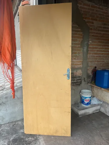 Porta madeira com fechadura