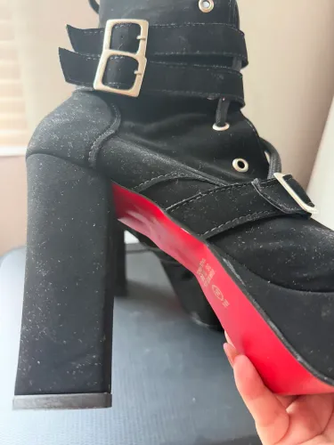 Bota camurça preta número 34 sola vermelho 