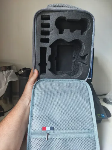 Bolsa para Drone Neo 2 DJI com divisórias para controle, carregador e baterias.