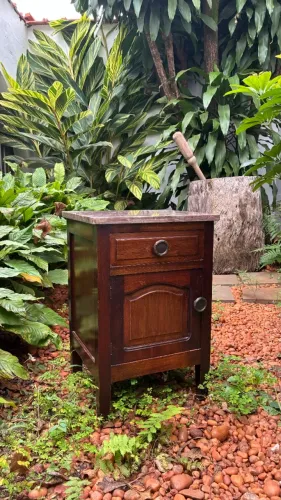 Criado-mudo / mesa lateral em madeira com tampo em mármore