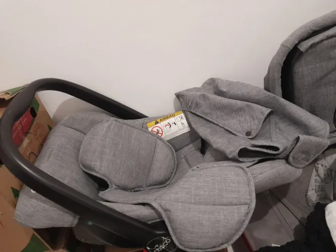 Carinho com bebê conforto da marca Cosco
