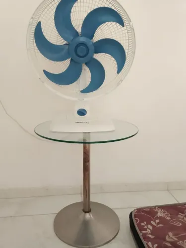 Mesa de vidro com base de alumínio