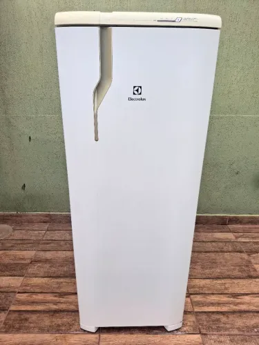 GELADEIRA ELECTROLUX RFE39 FROST FREE 280 LTRS