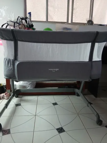 Berço Co-Sleeper Voyage Link Cinza com Rodinhas