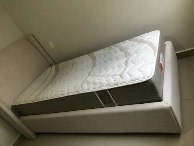 Cama e colchão de solteiro 