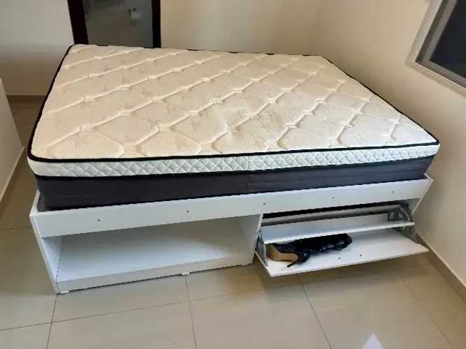 Cama de casal com guarda-roupa