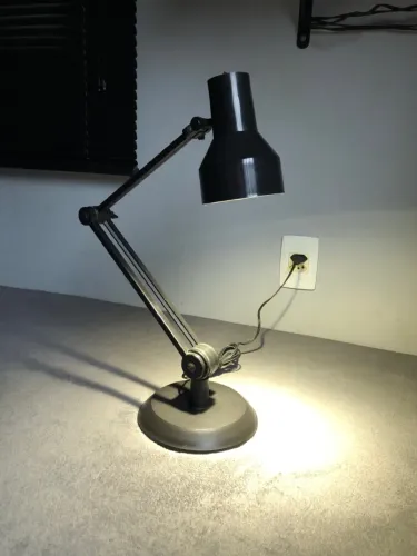 Luminária para mesa de escritório, estudos ou afins.