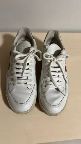 tenis branco marca vert, hoje chama-se veja, em couro, palmilha mede 24cm, tamanho 35, com