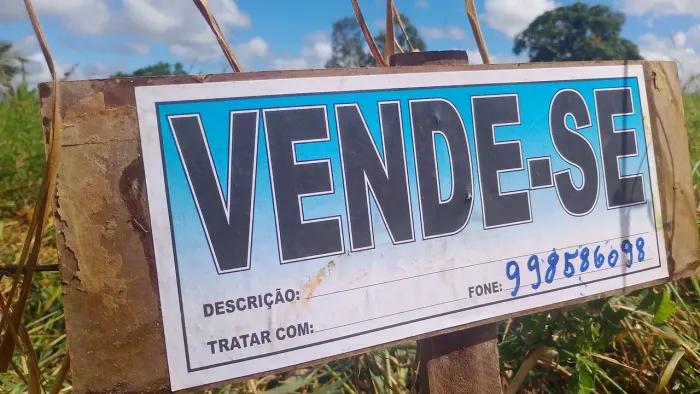 Vende-se terreno situado no povoado catuaba em frente à praça ao lado da quadra